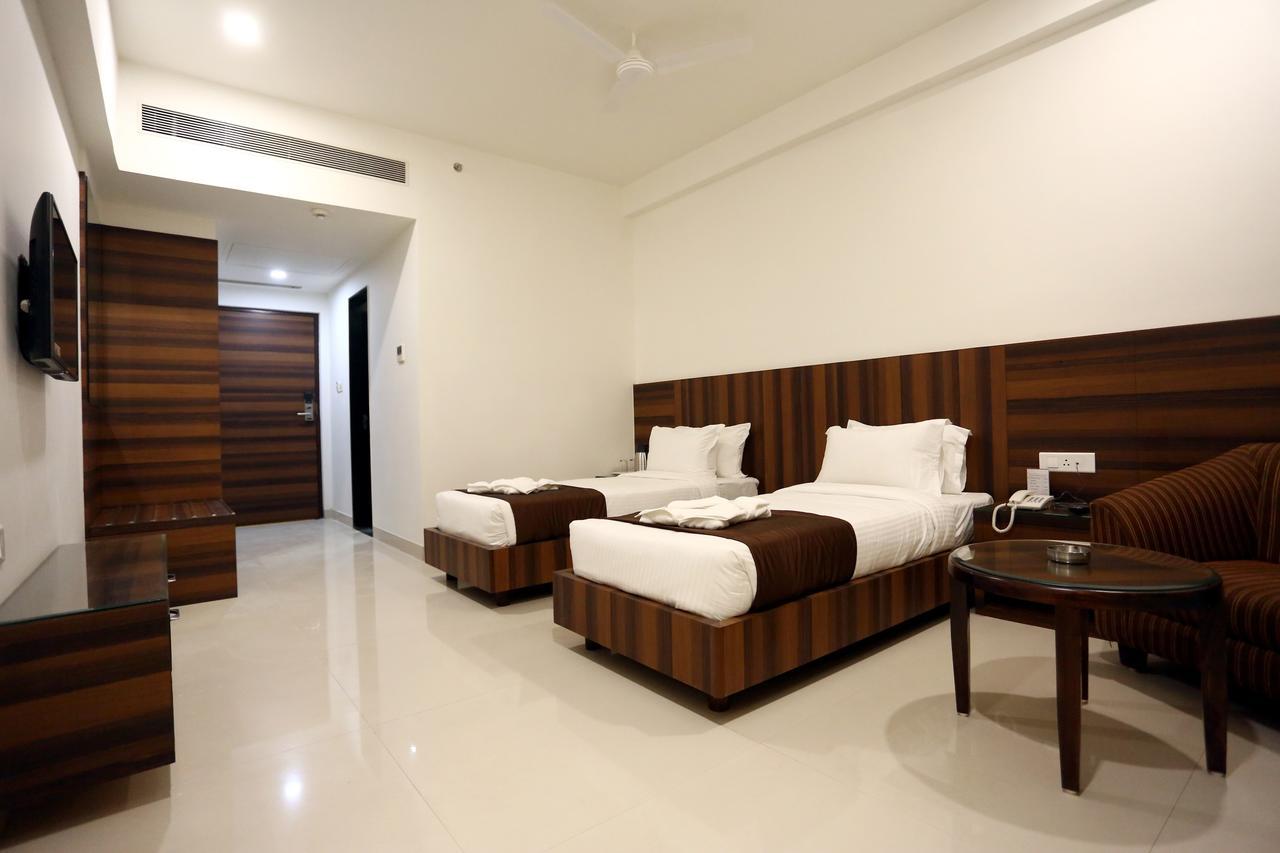 Solitaire Hotel Rāipur Екстериор снимка