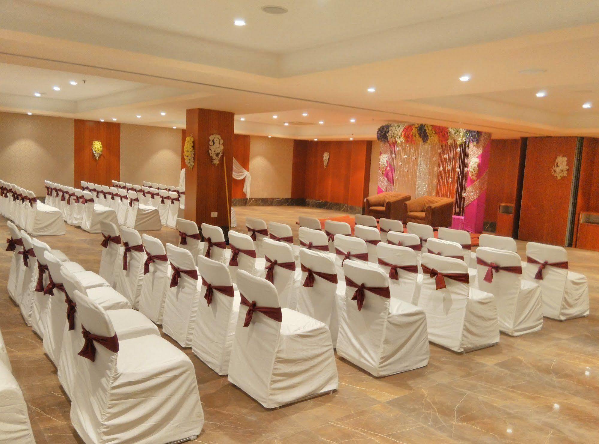 Solitaire Hotel Rāipur Екстериор снимка