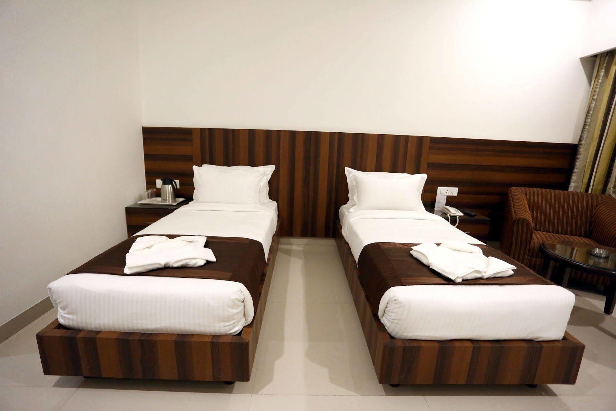 Solitaire Hotel Rāipur Екстериор снимка