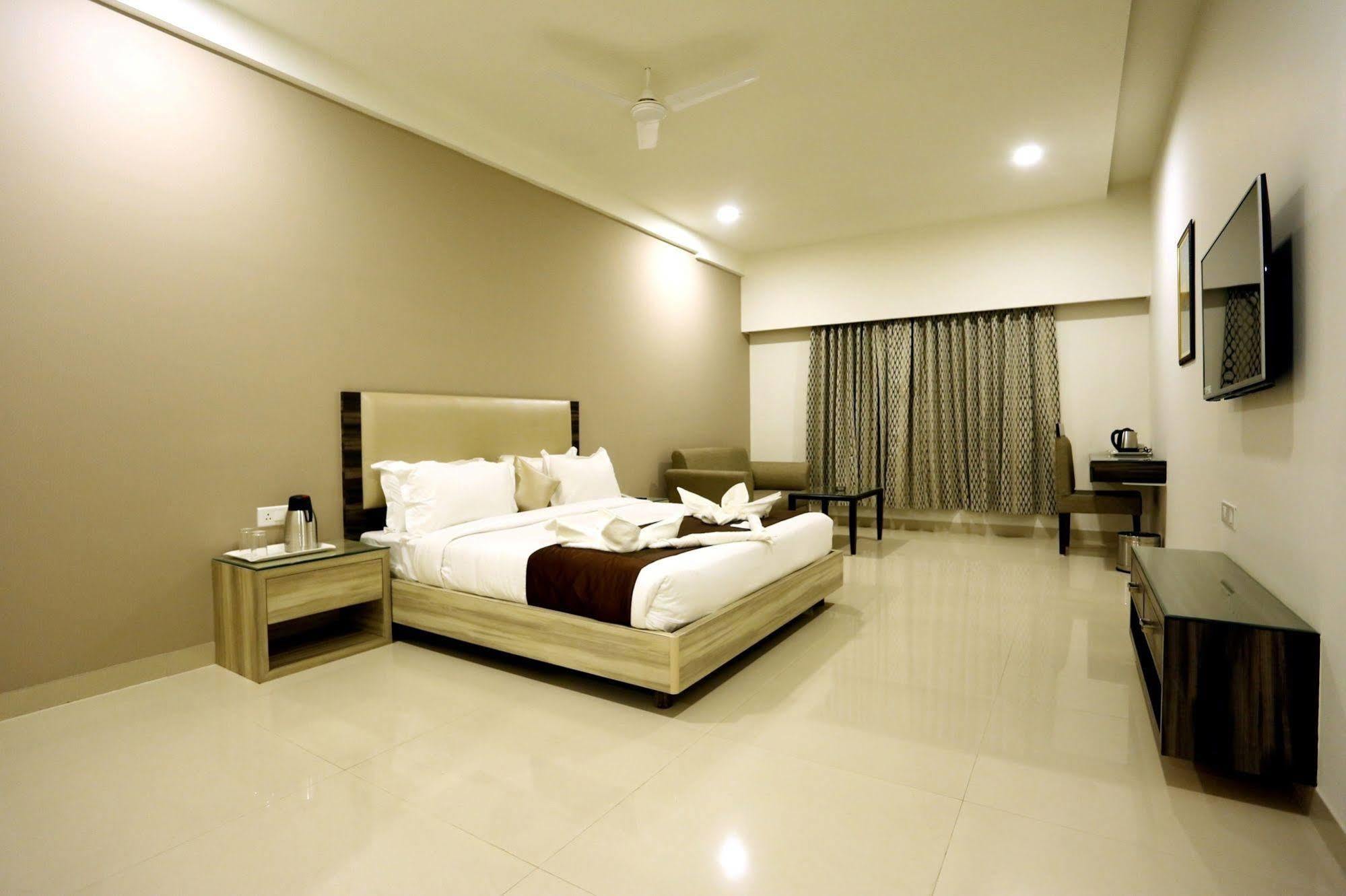Solitaire Hotel Rāipur Екстериор снимка