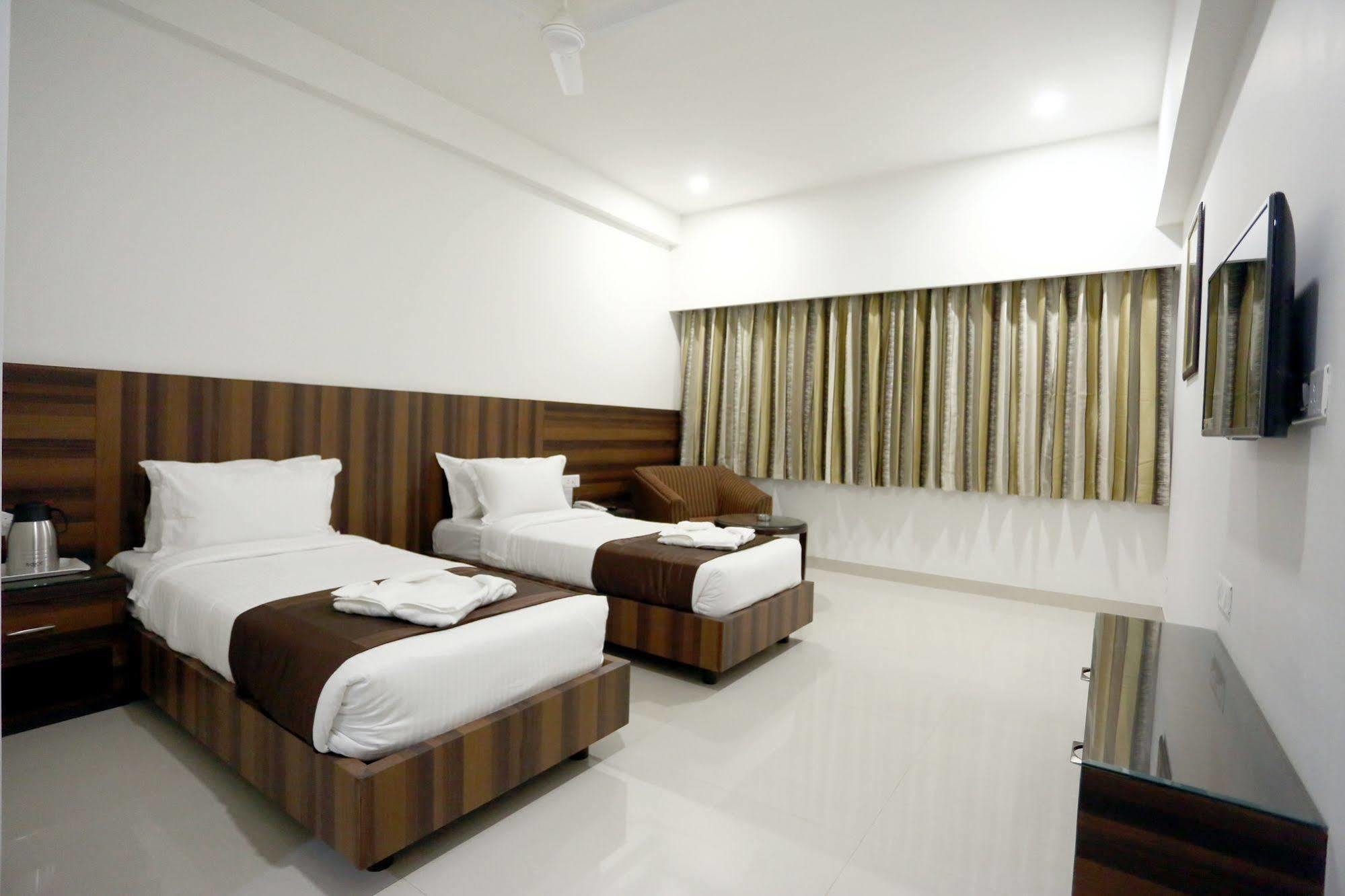 Solitaire Hotel Rāipur Екстериор снимка
