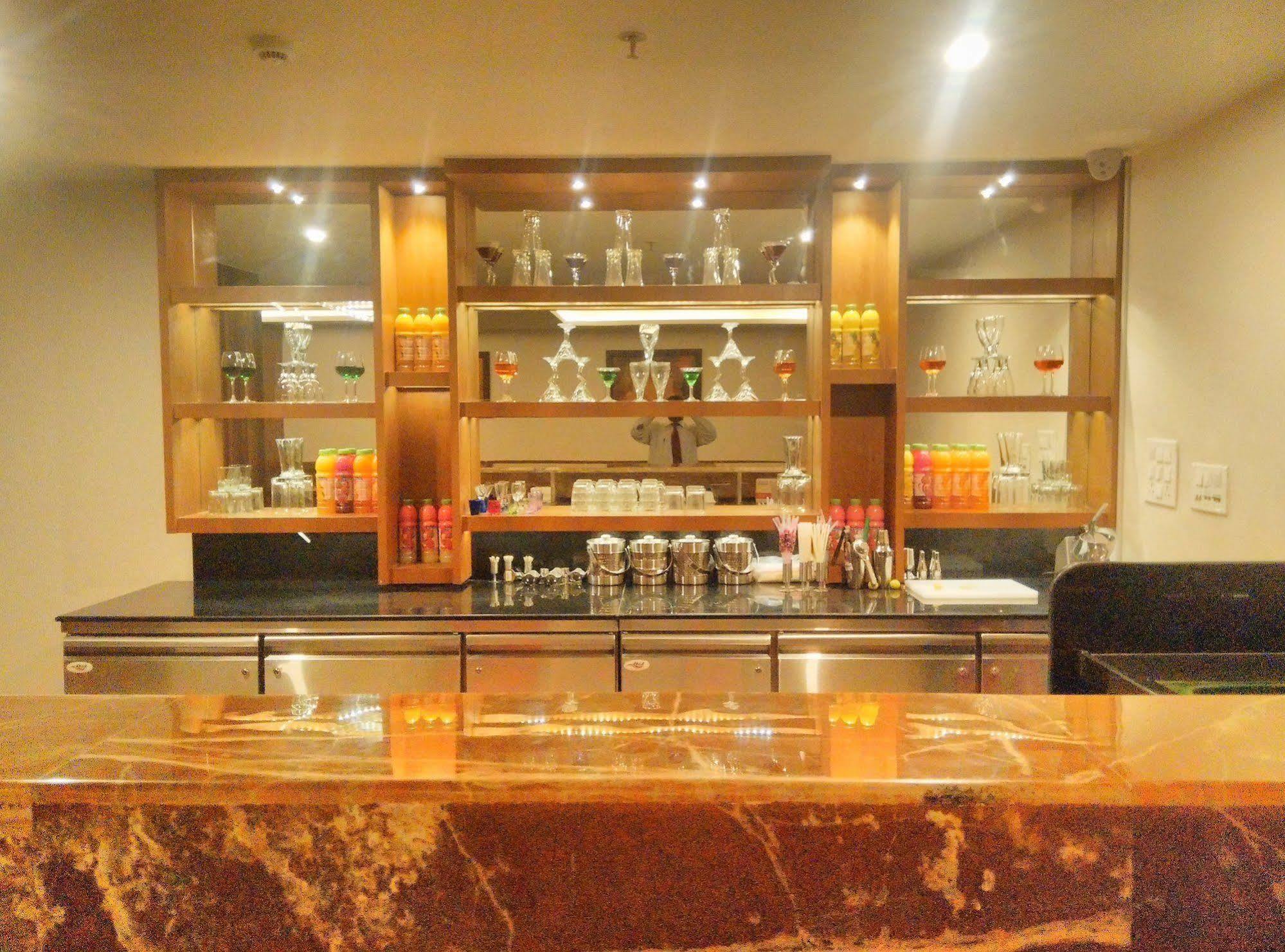 Solitaire Hotel Rāipur Екстериор снимка