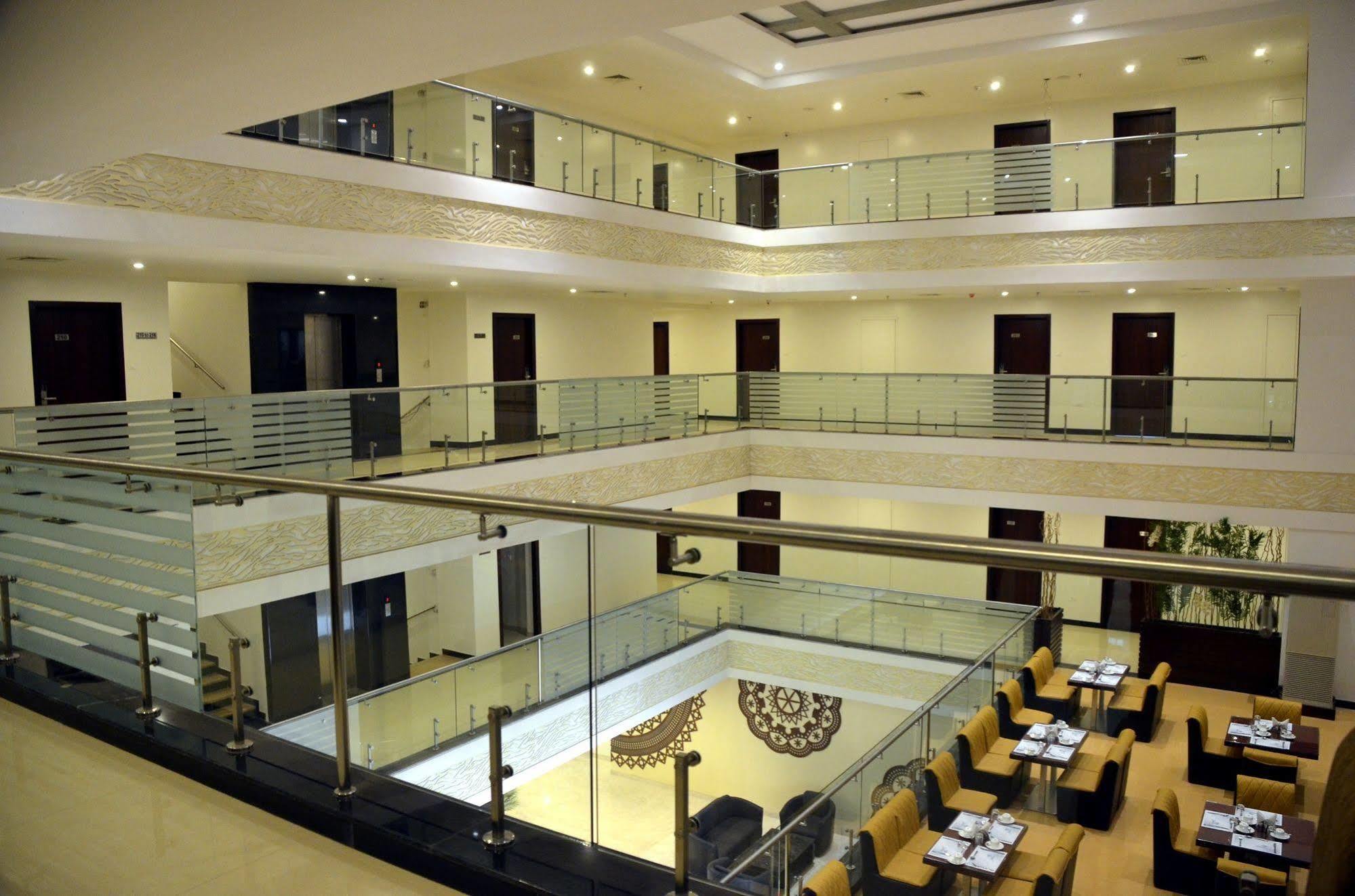 Solitaire Hotel Rāipur Екстериор снимка